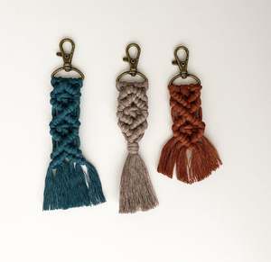 พวงกุญแจมาคราเม่พร้อมตัวล็อคสีทองโบราณ งานแฮนด์เมด - Product Image 1