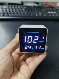 เครื่องตรวจจับฝุ่น PM2.5 แบบตั้งโต๊ะขนาดเล็ก พร้อมเซ็นเซอร์อัจฉริยะสำหรับวัดอุณหภูมิและความชื้น - Product Image 5
