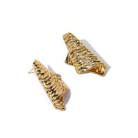 Pendientes de botón dorados EDGE con diseño esculpido y textura arrugada, pendientes llamativos abstractos de barra de metal plegada y texturizada para mujer