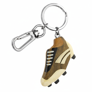 Portachiavi in legno a forma di scarpa da calcio con moschettone per chiavi e borse - Product Image 2