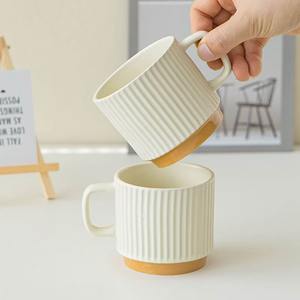 Mug à café ou à thé en céramique beige au design rétro moderne, texture rayée verticalement, poignée confortable, capacité de 240 ml - Product Image 4
