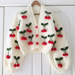 Cardigan en tricot court pour femme, rose épaisse, style rétro, fait main au crochet, motif floral, cadeau personnalisé pour l'hiver - Product Image 3