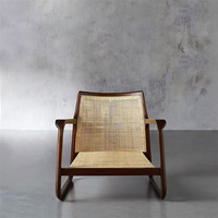 Fauteuil d'appoint moderne en bois massif avec cadre artisanal en cannage et assise rembourrée pour chambre et salon