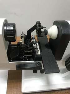 Lensómetro Manual ML-4 de Aist Optics con Alta Precisión de ±0.25D para Uso Oftálmico Profesional y Tiendas de Óptica - Product Image 2