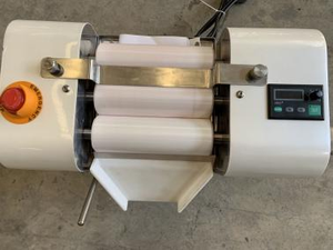 Machine à broyer à trois rouleaux de type laboratoire avec rouleaux en acier inoxydable, moteur et roulement pour la transformation alimentaire 220V/380V - Product Image 3