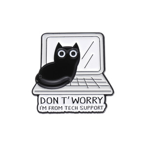 Divertente Spilla in Smalto a Forma di Gatto Nero con Scritta 'Don't Worry I'm From Tech Support' IT - Spilla Umoristica Carina per Zaino o Giacca - Regalo Geek - Product Image 1