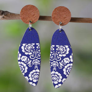 Pendientes de madera, Pendientes colgantes huecos geométricos de mosaico Floral azul y blanco para mujer Uionen 1178 - Product Image 2