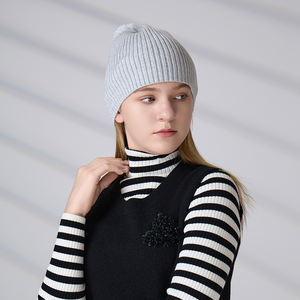 Fabricante de prendas de punto, gorro de punto personalizado para clima frío, suave y cálido, esencial para el invierno, gorro de punto acanalado minimalista con pompón. - Product Image 3
