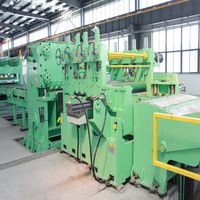 Machine de découpe de bobines à longueur variable avec redresseur de tôle