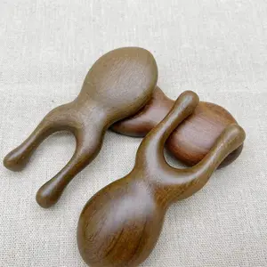 Sándalo de madera pequeña rana de mano para masaje