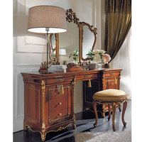 Lit King Size Classique de Luxe avec Tête de Lit Capitonnée Blanche, Décor Doré Sculpté sur Bois, Ensemble de Chambre à Coucher avec Armoire à 6 Portes