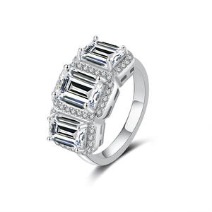 9 Feine Smaragdschliff 4CT VVS1 Moissanit-Schmuckstücke 925 Silber Rhodiniert Hypoallergene Damen 3-Stein-Ringe mit GRA-Zertifikat - Product Image 1