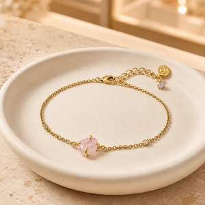 Pulsera de Plata de Ley 925 Chapada en Oro con Cuarzo Rosa Natural, Pulsera de Cadena con Cristales Rosados Naturales, Elegante para Mujer - Product Image 2