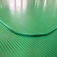 Coussinets en polypropylène ondulé vert avec coins arrondis pour la séparation des bouteilles en verre sur palette, découpe sur mesure
