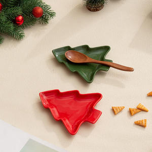 Assiette en céramique en forme d'étoile rouge et verte pour décorations de table de Noël nordique - Product Image 1