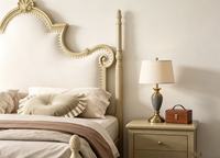 Lit de luxe réglable et assemblé, taille Queen, en bois clair, avec tête de lit capitonnée crème, ornée de clous et sculptée, pour chambre à coucher