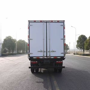 Camion frigorifique Sinotruk 4x2 12 tonnes personnalisé avec isolation thermique pour le transport en chaîne du froid de légumes, fruits et viandes sur le marché mondial - Product Image 6