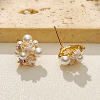 Boucles d'oreilles clous haut de gamme en laiton avec perles et zircons en forme de fleur