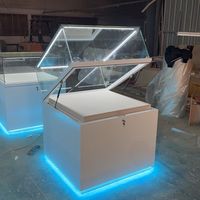 Maßgefertigte Schmuck-Vitrine Gehärtetes Explosionsgeschütztes Glas LED-Beleuchtung Oben Öffnendes Design Lackierte Oberfläche Individuelle Farbe