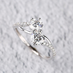 Anello da Donna F283 in Oro Bianco con Diamante Taglio Brillante Rotondo Colore G Naturale, Gioiello di Fidanzamento con Diamanti Laterali - Product Image 3