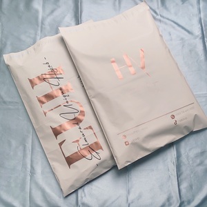 Sacs d'expédition mats de qualité supérieure couleur pêche avec logo personnalisé or rose - Enveloppes polyvalentes autocollantes pour l'emballage e-commerce - Product Image 1