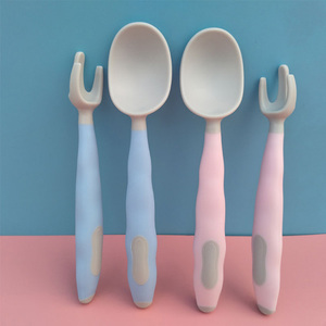 <span class=keywords><strong>Cuchara</strong></span> de viaje <span class=keywords><strong>curva</strong></span> de PP para regalo de bebé, utensilio de alimentación de silicona para niño, juego de <span class=keywords><strong>cuchara</strong></span> y tenedor de entrenamiento con mango Curvo - Product Image 5