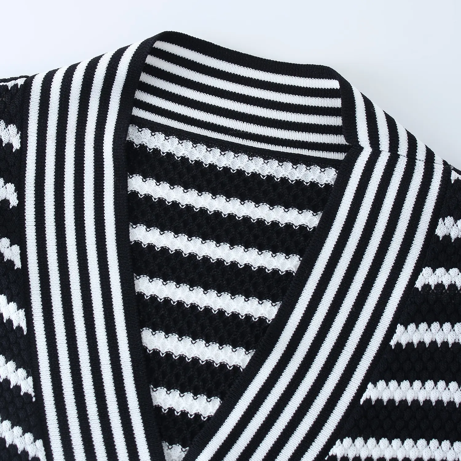 Produttori di maglieria personalizzata con fiocco a V dettagliato maglione a righe bianche nere lavorato a maglia Cardigan donna donna