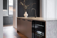 Vermonhouzz Armoire de cuisine moderne de luxe en bois foncé avec éclairage LED intégré, garde-manger minimaliste sur mesure