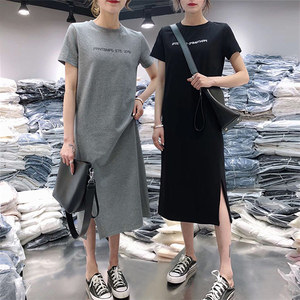 Vendita Calda di Fabbrica: Abito T-Shirt Estivo Casual con Stampa Lettering, Manica Corta, Slim Fit, Spacco, in Cotone, Lungo per Donne - Product Image 1