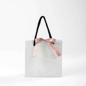 ถุงกระดาษเคลือบบรร<span class=keywords><strong>จ</strong></span>ุเครื่องประดับที่หรูหรากระเป๋าขนส่งโลโก้แบบกำหนดเองรีไซเคิลได้ - Product Image 3