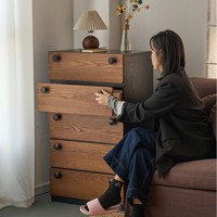 Coiffeuse de maquillage en bois massif de style médiéval vintage avec tiroirs intégrés, design rétro multi-niveaux pour chambre à coucher au pied du lit