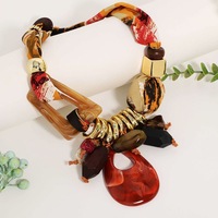 Ensemble collier et foulard en soie imprimée style bohème, avec pendentif simple en résine – Tendance haut de gamme, exquis, pour femme, idéal pour les soirées