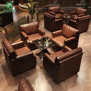 Set di Tavoli e Sedie Retrò di Alta Gamma per Caffè e Taverne, Arredamento Commerciale per Bar di Whisky e Sigari, Divano in Pelle Incluso - Product Image 2