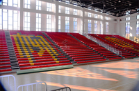 Tribunes télescopiques rétractables en acier inoxydable sur mesure Frog Sports pour gymnases, sièges de tribune peu encombrants pour le basketball