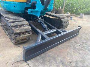 Excavatrice sur chenilles hydraulique Kubota KX155 d'origine japonaise utilisée pour les travaux d'aménagement paysager et la construction dans les espaces urbains étroits. - Product Image 5