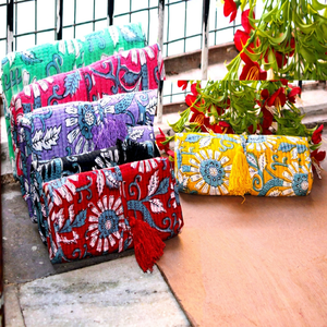 Cartera y Bolso de Mano Acolchado de Algodón Kantha con Estampado Floral, Estilo Bohemio, Hecho a Mano, con Cierre de Botón para Guardar Joyas - Product Image 1