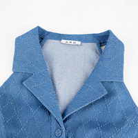 Robe mini bleue tendance pour femme avec col halter, détails boutonnés, ceinture à la taille, poches plaquées et texture tissée diamantée