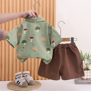 Ensemble 2 pièces pour tout-petits garçons avec imprimé champignons mignons, chemise à manches courtes et short cargo, facile à assortir avec divers bas - Product Image 4