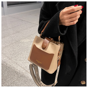 Sac à main grande capacité nouvelle collection printemps pour femme, sac seau rétro à bandoulière avec lettres, Tanjing - Product Image 6