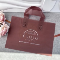 Sac à provisions personnalisé sac en plastique recyclable avec poignée souple et boucle avec logo personnalisé pour l'emballage de vêtement
