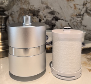 ตัวกรองฝักบัวโลหะผสมไทเทเนียมอะลูมิเนียม ตัวกรองฝักบัวใยคาร์บอนที่เป็นมิตรต่อผิวหนัง ช่วยกำจัดคลอรีน โลหะหนัก และสารตะกั่ว - Product Image 5