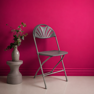 Chaise de jardin pliante avec dossier ventilé, siège en plastique gris, structure métallique, utilisation extérieure, style minimaliste, durable, portable - Product Image 1