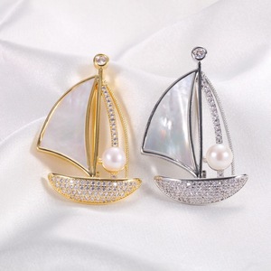 เข็มกลัดเรือใบเรียบลื่นจาก Zhuji Jewelry ประดับเปลือกหอยฝังเพชรซิคอน พร้อมไข่มุกน้ำจืดแท้ ดีไซน์ดอกไม้ประดับอก - Product Image 2