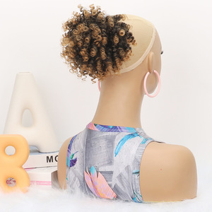 Pouf afro croisé pour <span class=keywords><strong>faux</strong></span> <span class=keywords><strong>cheveux</strong></span> africains Pouf pour <span class=keywords><strong>cheveux</strong></span> frisés élastiques Chignons synthétiques pour femmes Coily Short Weave Bulk - Product Image 3