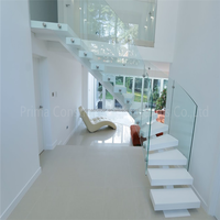 Escalier incurvé avec marches en terrazzo et garde-corps en acier inoxydable pour magasin de détail