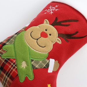 Fournitures de Noël, décorations de chaussettes en polyester brodées avec des personnages de Père Noël, de rennes et de bonhommes de neige rouges et verts - Product Image 3