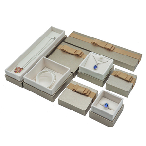 Boîte cadeau en papier fantaisie, forme carrée à coins arrondis, très tendance, avec logo personnalisé, mini boîte décorative de Noël. - Product Image 1