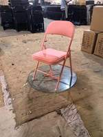 Chaise pliante d'extérieur moderne et durable avec cadre métallique et rembourrage doux, empilable, confortable et portable, idéale pour l'hôtellerie - Vente en gros usine