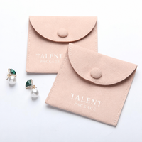 Pochette en velours microfibre Talent 8x8cm avec rabat et fermeture boutonnée, portable pour emballage de colliers, bagues et bijoux – Exclusif