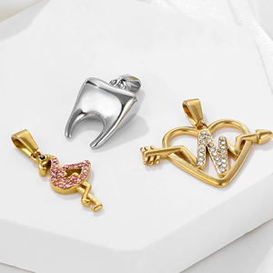 올리비아 스테인리스 스틸 도매 지르콘 하트 귀여운 플라밍고 펜던트 치아 참 펜던트 18k 골드 패션 펜던트 남녀 공용 - Product Image 1